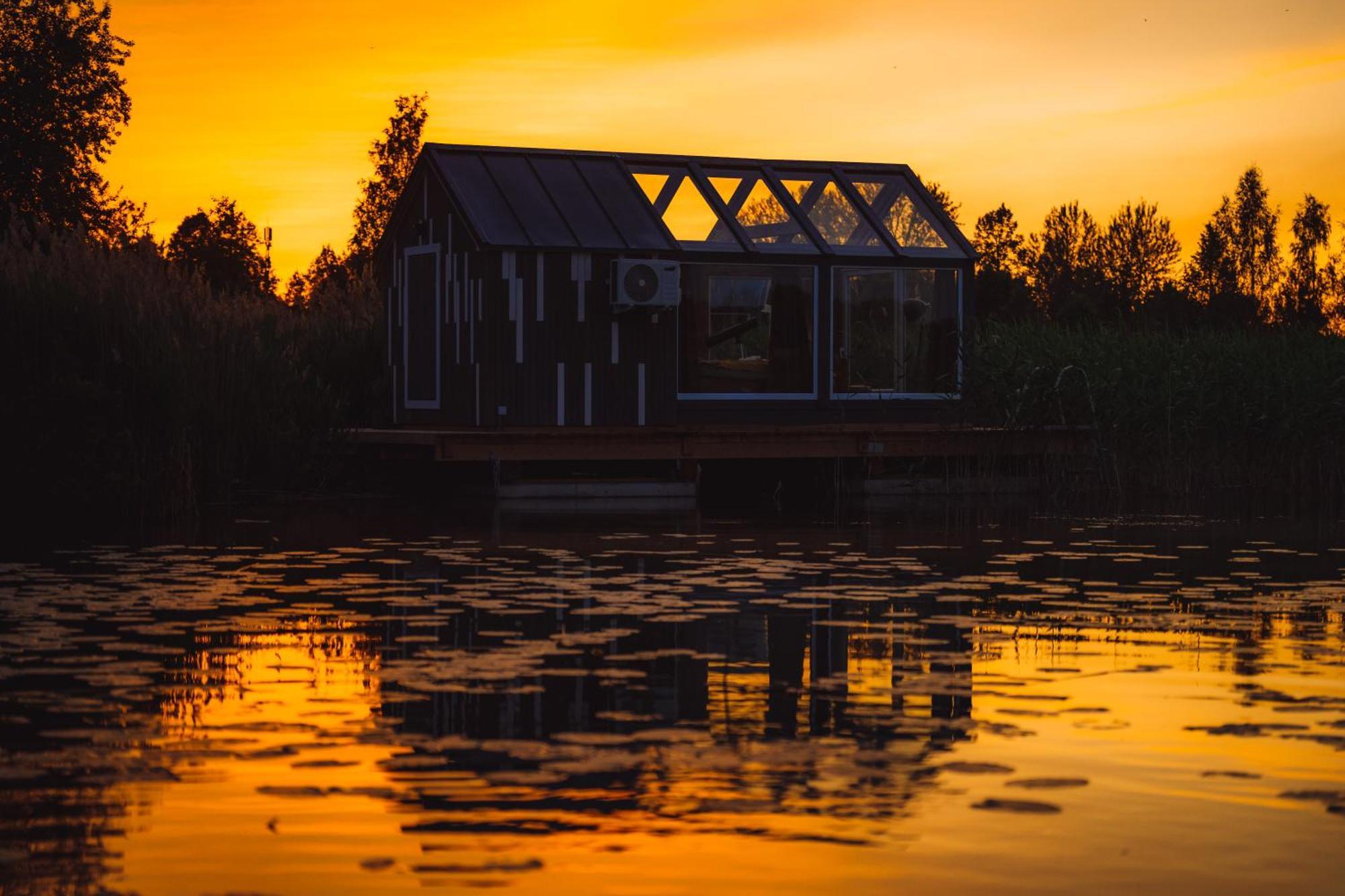 Million Star Hotel Latgale Nastrova Buitenkant foto